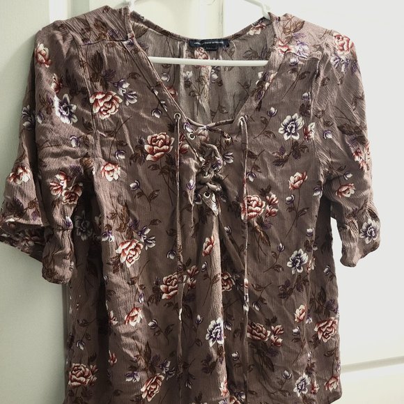 AE Women's Shirt Size Medium - Picture 1 of 2